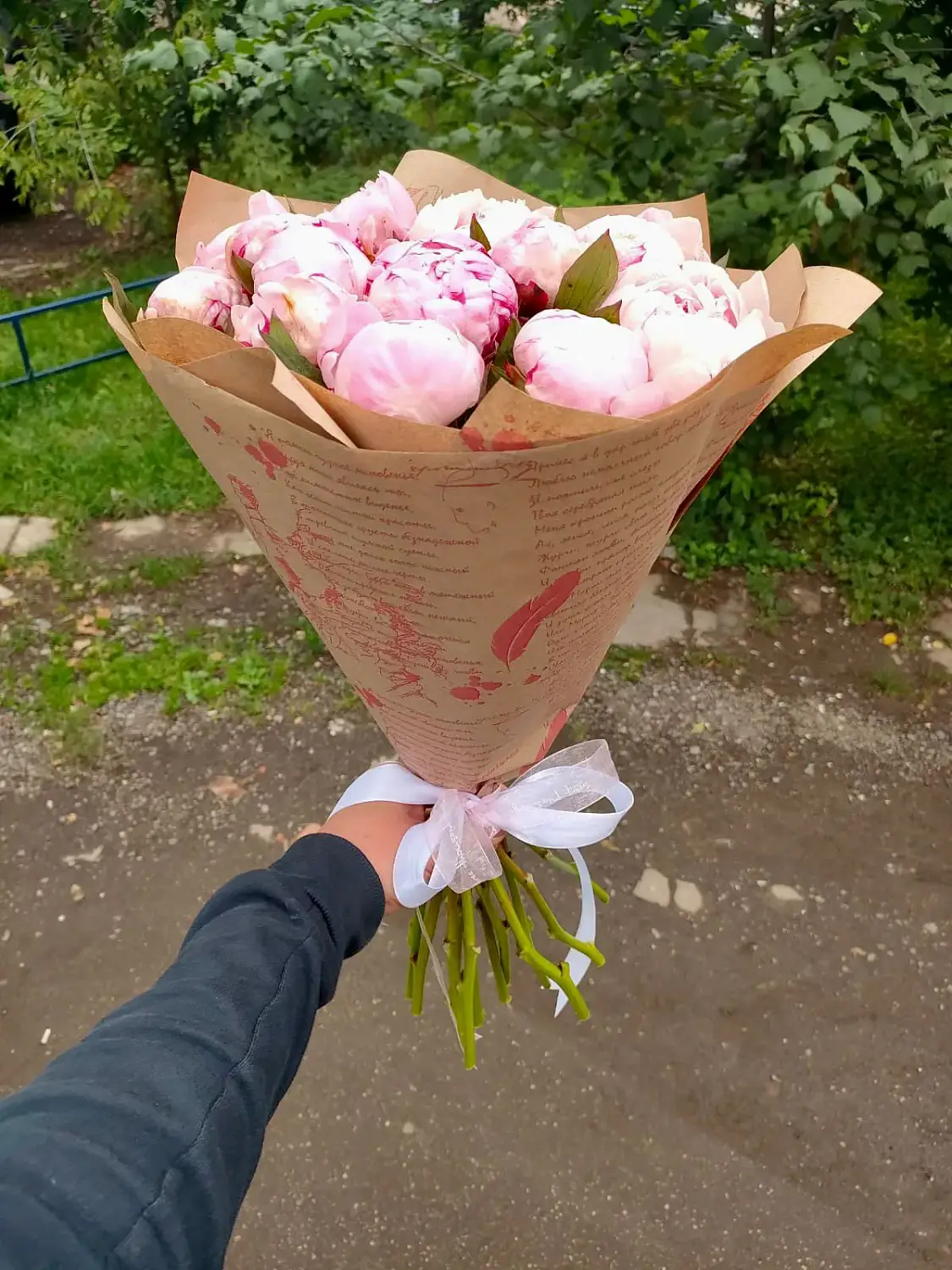 Букет из бело-розовых пионов